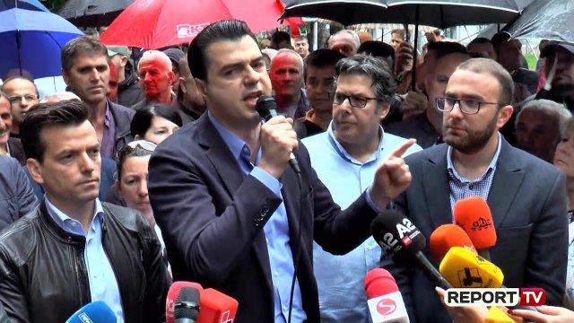 Report TV - Basha: Dhuna skenar i qeverisë, protestuesit paqësor! Le të derdhemi nesër në shesh