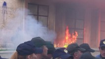 Mbi 100 të arrestuar për bombat molotov e dhunë - News, Lajme - Vizion Plus