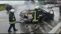 RTV Ora - Makina përfshihet nga zjarri gjatë ecjes, shpëton paq shoferja në Durrës