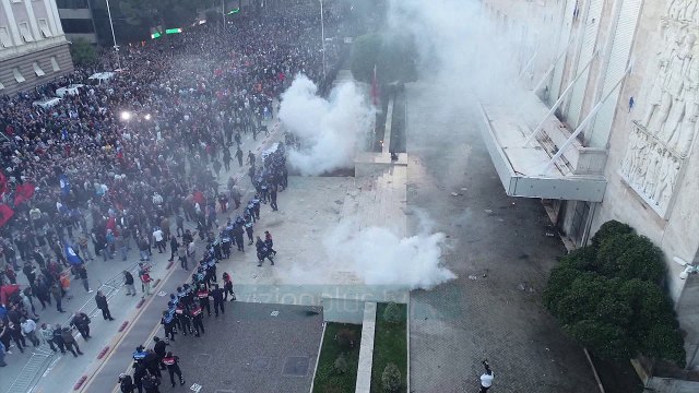 Basha motivon protestuesit: Asnjë hap pas - News, Lajme - Vizion Plus