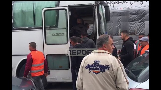 Report TV -Pak orë para protestës, nisen opozitarët nga rrethet drejt Tiranës