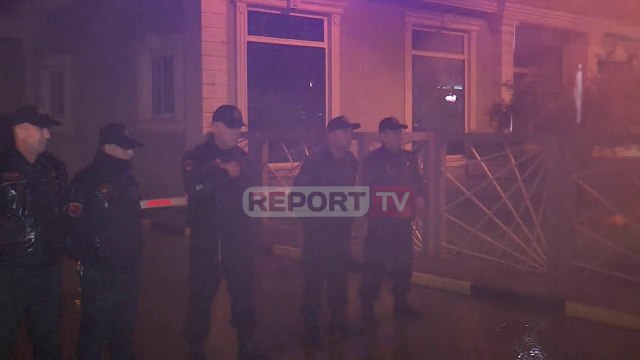 Hidhet një bombë molotov tek Policia e Tiranës, thyhen me gurë xhamat e Drejtorisë