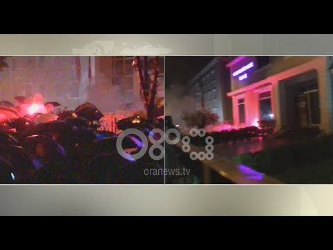 RTV Ora - Marshimi Rama Ik! nëpër Tiranë: Thyhen xhamat dhe hidhet molotov në Drejtorinë e Policisë