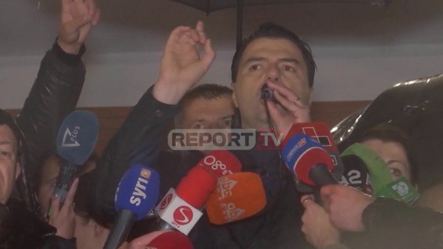 Opozita 3 orë marshim proteste në shi në 5 institucione, pas thirrjeve të ndërkombëtarëve pa molotov