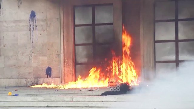 RTV Ora - Ambasada e SHBA dhe selitë diplomatike në një zë: Liderët e opozitës të dënojnë dhunën