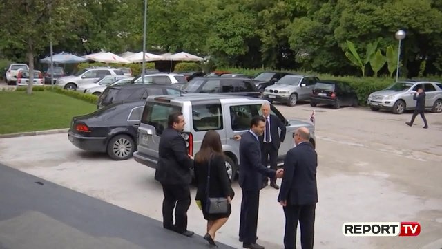 Protesta e opozitës dhe kriza politike/ Ambasadori britanik Norman takon Bashën