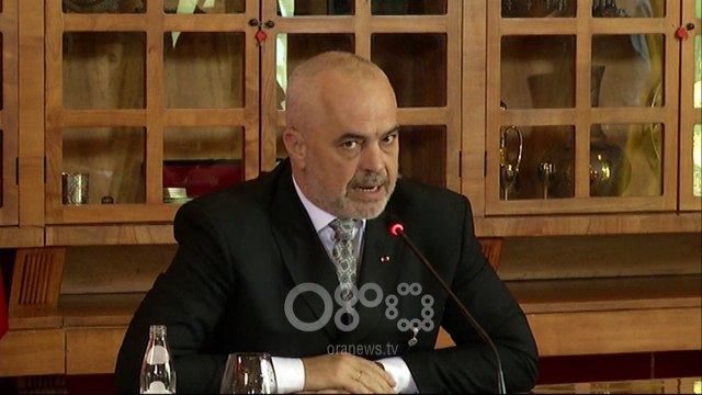 RTV Ora - Rama tregon pse i bëri të përjetshëm kryebashkiakët e Poliçanit dhe Maliqit