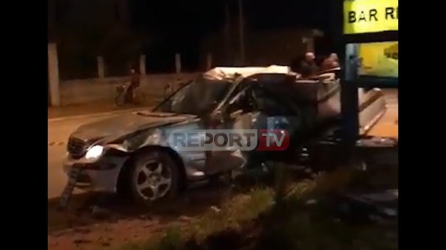 Report TV - Makina e bërë copë copë nga përplasja/ Pamje të tjera nga aksidenti në Kavajë