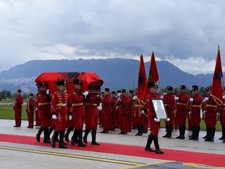 Live/Mbërrin në Atdhe trupi i ish-majorit, Klodian Tanushi