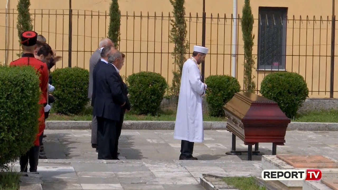 Report TV - 'I qoftë dheu i lehtë', major Tanushit i falet namazi para varrosjes sipas fesë islame