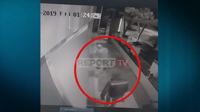 Report TV - Elbasan/ Grabitësit shqyejnë derën e supermarketit, marrin xhiron ditore për dy minuta