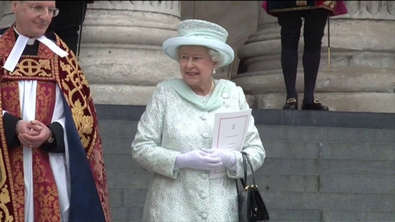 Mbretëresha Elizabeth II kërkon menaxher të rrjeteve sociale - Top Channel Albania - News - Lajme