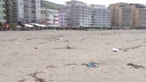 Deti nxjerr mbeturinat/ Shëngjini s’është gati për sezonin veror