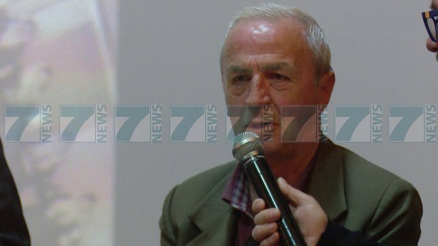 FATMIR MEÇE SJELL NJE LIBER PER JETEN ARTISTIKE NE TEPELENE - News, Lajme - Kanali 7