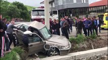 RTV Ora - Aksident i rëndë në Qafë-Thanë, shpëton mrekullisht shoferi
