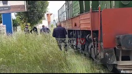 Report TV - 'Me kufje në vesh' mbi shina, treni aksidenton nxënësin e shkollës në Durrës
