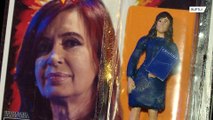 Boneca da ex-presidente argentina Cristina Kirchner é sucesso