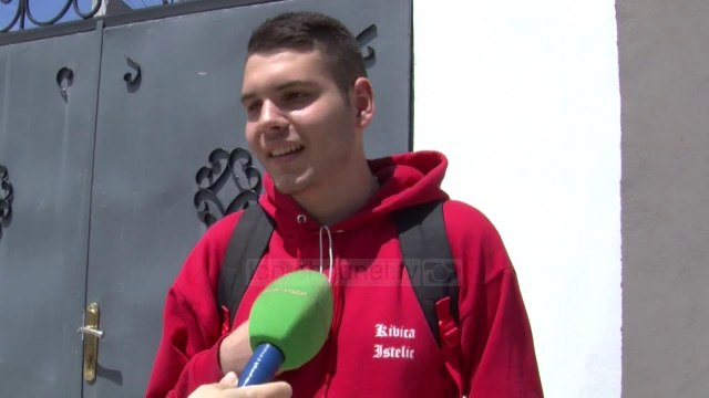 Lagjja e ndarë nga uji në Durrës. Një pjesë, ujë me fekale - Top Channel Albania - News - Lajme