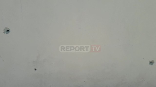 Report TV - Selenicë, qëllohet me armë zjarri në drejtim të banesës së punonjësit të bashkisë