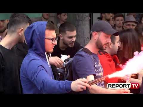 Report TV - Disa studentë në protestë, thyejnë xhamat e Ministrisë së Arsimit dhe ndezin tymuese