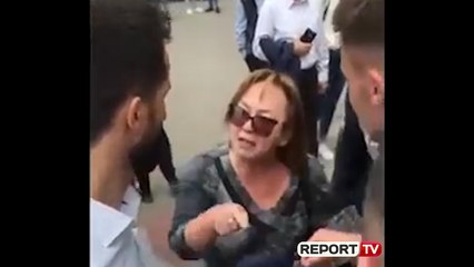 Protestë para Ministrisë së Arsimit, profesoresha amerikane revoltohet me studentët