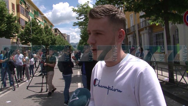 STUDENTET I RIKTHEHEN PROTESTAVE, THYEJNE XHAMAT E MINISTRISE - News, Lajme - Kanali 7
