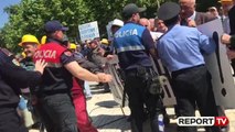 Report TV - 'Mjaft më me rrena'/ Minatorët protestë te Parlamenti, shtyhen me policinë