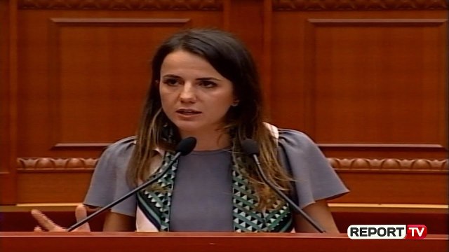 Report TV - Rudina Hajdari sulmon ashpër Bashën: Shkon në Angli me delegatë të ushtrisë së vdekur