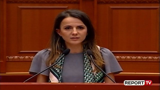 Report TV - Rudina Hajdari lexon në Kuvend fjalët e të atit të 28 viteve më parë