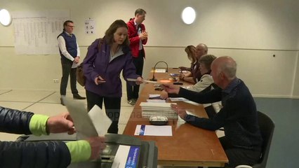 Nisin zgjedhjet europiane/ Britanikët dhe holandezët në kutitë e votimit