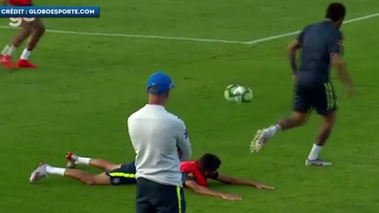 Neymar prend un petit pont et fait tomber son bourreau