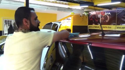 Diyarbakır’da ilginç arkadaşlık...‘Zeki’ ismini verip dostu gibi gördüğü pitonunu gözünden sakınıyor