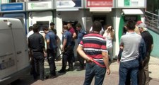 ATM'ye balta ile saldıran öfkeli adam üzerine tek satırlık not bıraktı