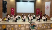 Öğrencilerin yıl sonu gösterisinde anne ve babalar çocuklarıyla dans etti