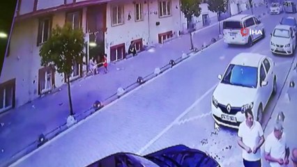 Minik kıza çarpan otomobil metrelerce sürükledi...Kaza anı kamerada
