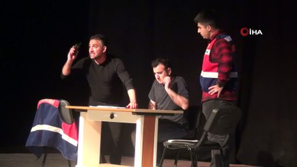 Askerin sahnelediği oyunla lise öğrencilerine madde bağımlılığı anlatıldı