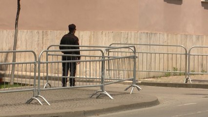 Rrethohen institucionet para protestes se opozites