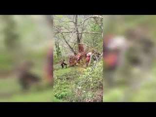 RTV Ora - E shpëtojnë me shkallë shoferin që ra me furgon në Shkumbin