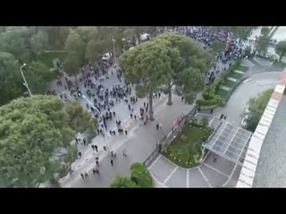 Jo vetëm protestë....Motra e Grida Dumës organizon dasëm ngjitur me kryeministrinë