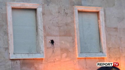 Report TV - Protestuesit sulmojnë me bojë kryeministrinë