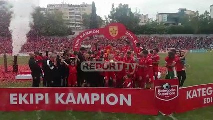 Report TV -Ndizet kryeqyeti, Partizanti ngre lart trofeun kampion pas 26 viteve