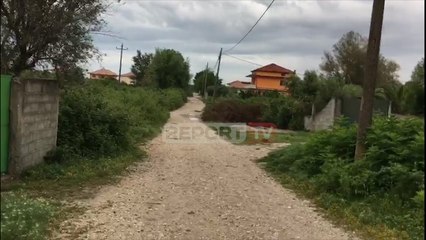 Скачать видео: Report TV - Vlorë, pamje nga vendi i ngjarjes ku u vra Sotiraq Mëhilli dhe u plagos rëndë Eno Mata