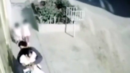 Download Video: Violento asalto a una mamá en plena calle con sus hijas detrás