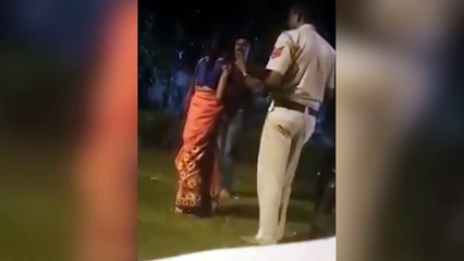 Policía pega con un cinturón a una mujer india y sus compañeros lo consienten