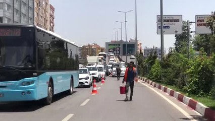 Üst geçide çarpan vinçteki iki kişi yaralandı