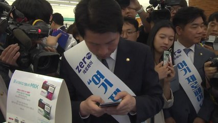 [영상] 제로페이로 물건 사는 이인영 대표 / YTN