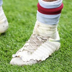 لاعب بحذاء مهترئ يقود فريقه للفوز بأغلى مباراة في العالم