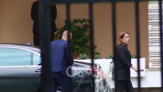 RTV Ora - Rama mbledh grupin në ish-vilën e Enver Hoxhës