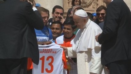 El papa estampó su firma en una Harley Davidson y en camisetas de fútbol