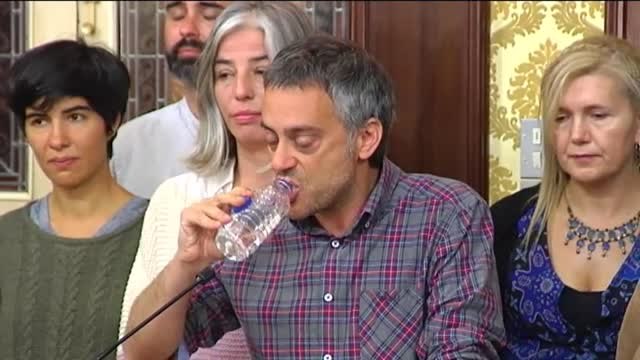 El alcalde en funciones de La Coruña anuncia entre lágrimas que abandona la política